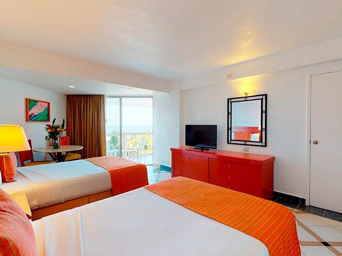 una mesa y sillas en una terraza con vistas al océano