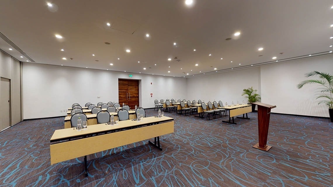 Sala de eventos com mesas dobráveis no Hotel Grand Park Royal Puerto Vallarta