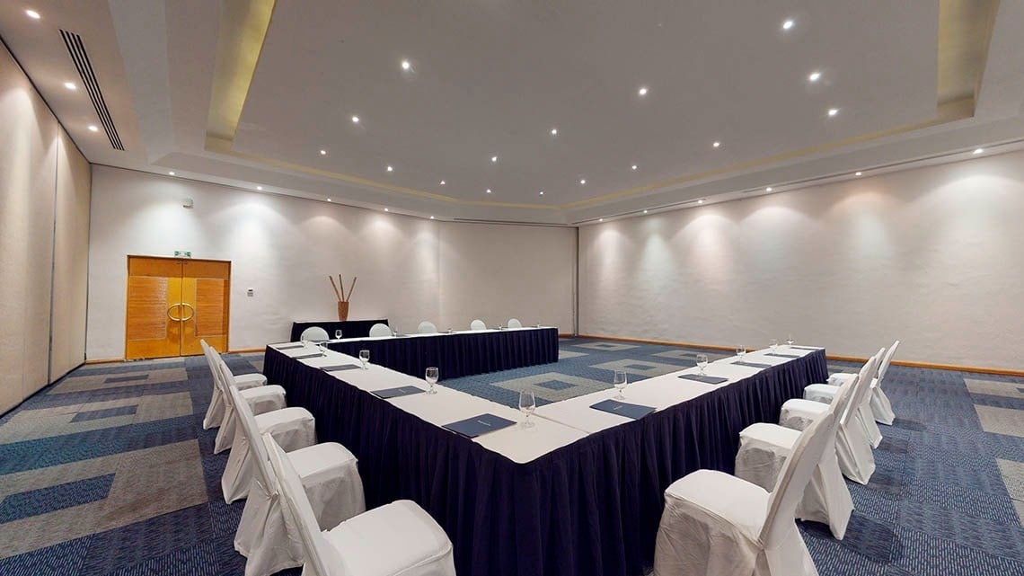 Sala de eventos con mesas en forma de U del Hotel Grand Park Royal Cozumel