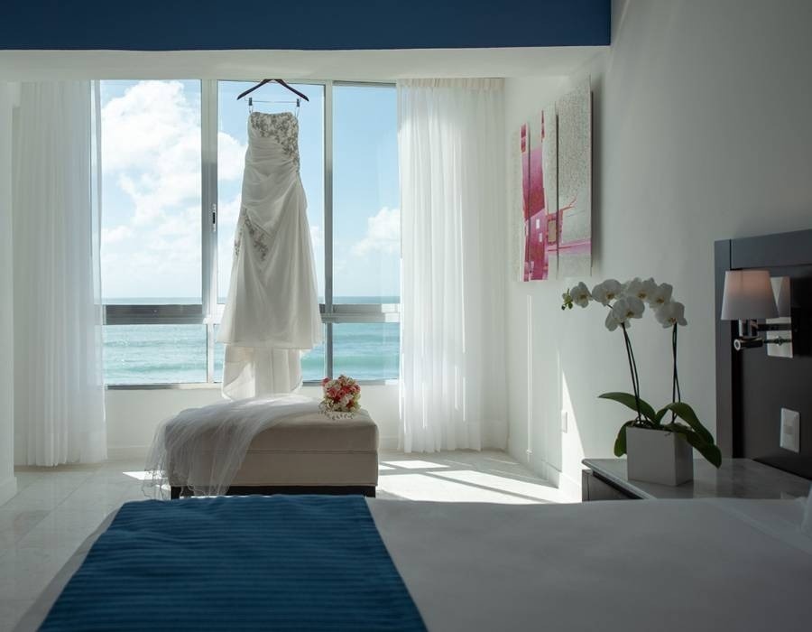 Vestido de noiva com flores em quarto com vista para o mar no Hotel Beach Mazatlán