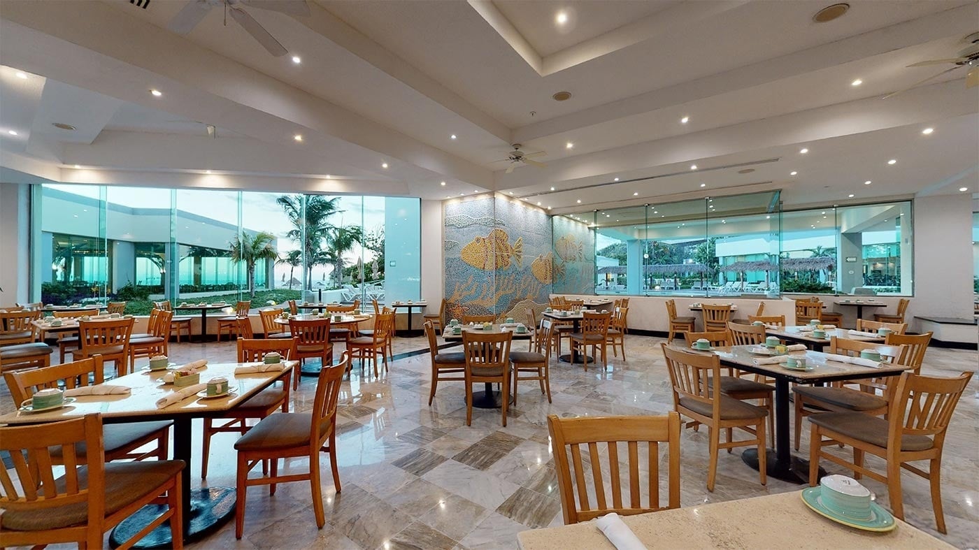 Comedor elegante Hotel Park Royal Beach Cancún, vistas al mar Caribe Mexicano. ¡Reserva ya!