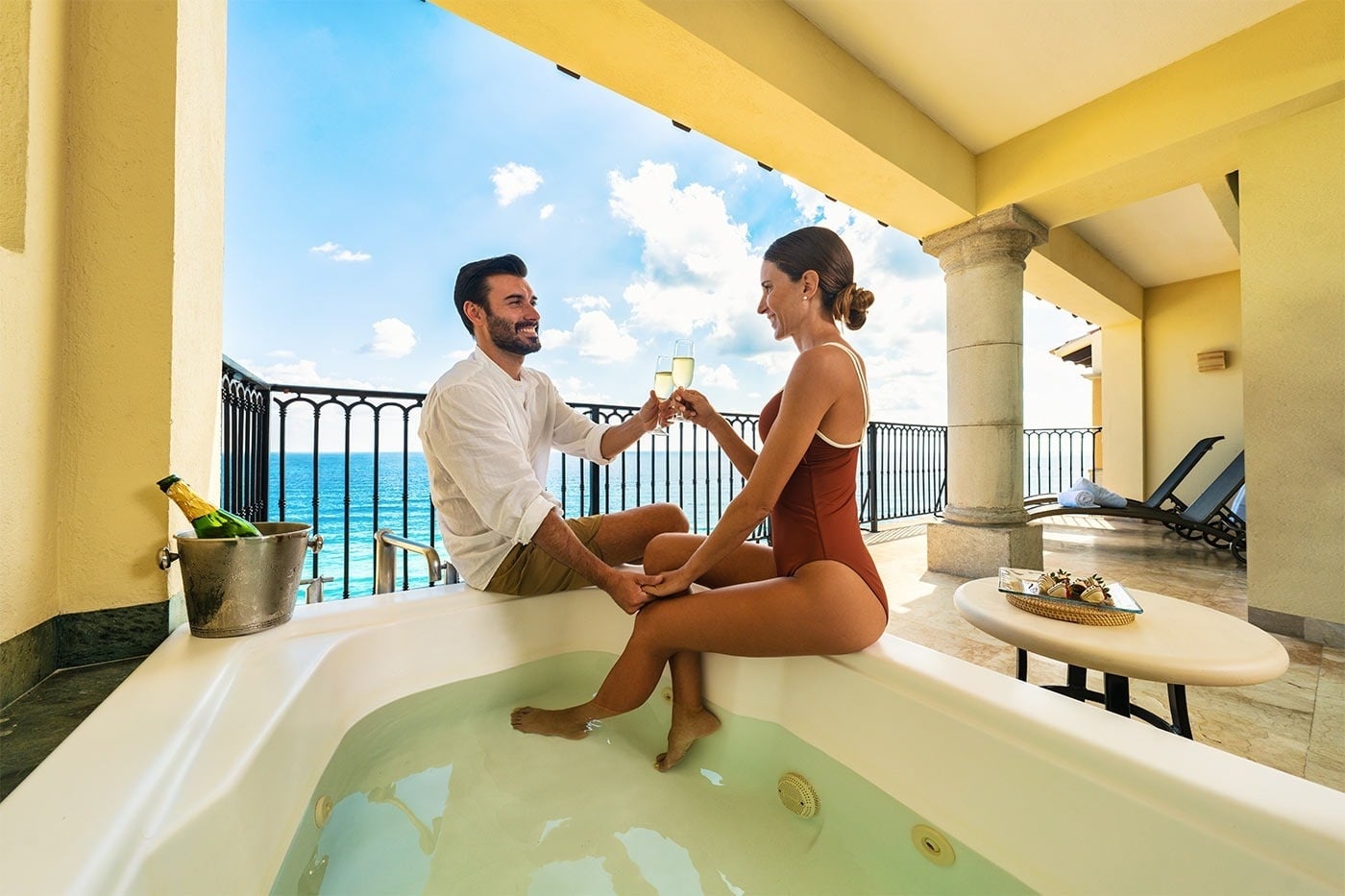 Hotel Grand Park Royal Cancun: Couple toasts in Jacuzzi with ocean view.