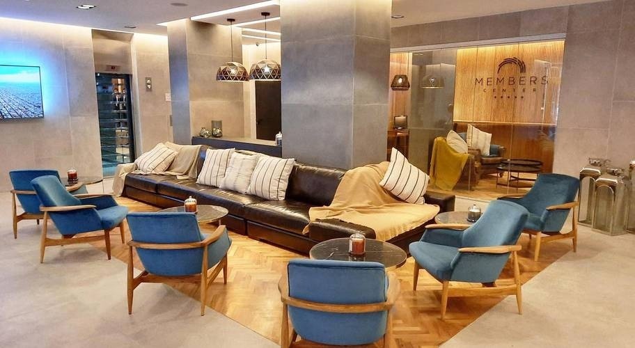 Aconchegante salão com poltronas e mesas do hotel City Buenos Aires