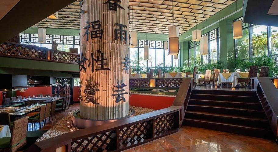 Column of the El Oriental restaurant decorated with Asian letters of the Grand Park Royal Cancun Hotel