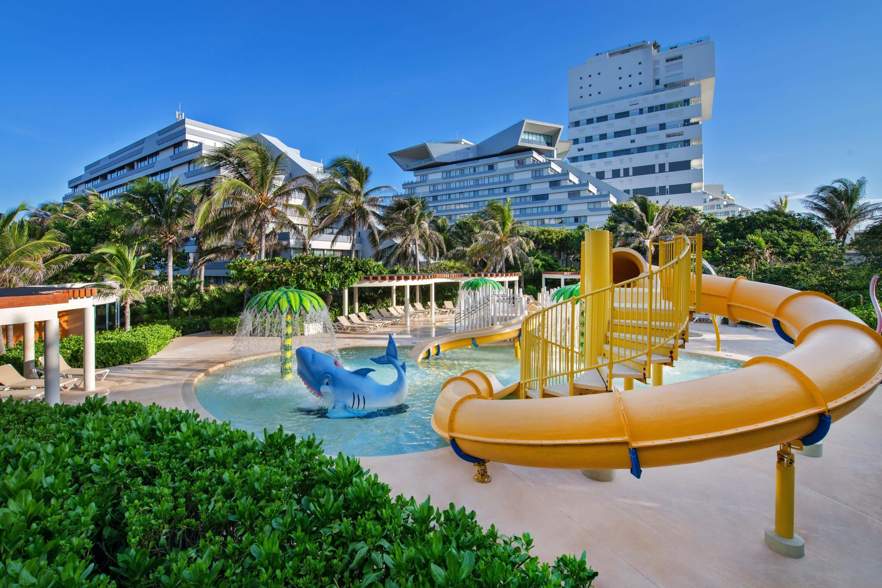 Niños tirándose por lo toboganes del parque acuático en Park Royal Beach Cancún, caribe mexicano