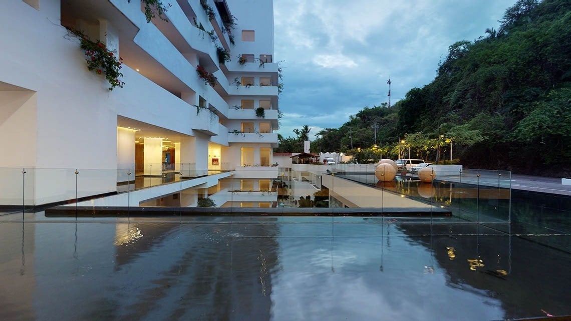 Entrance with water and sculptures of the Hotel Grand Park Royal Puerto Vallarta