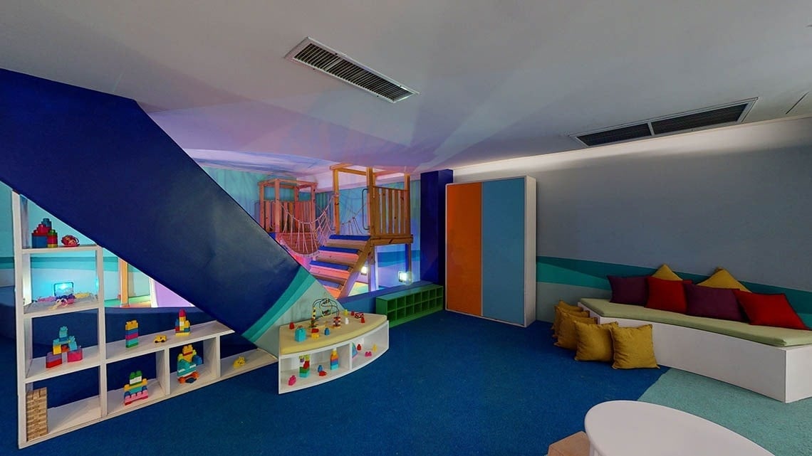 Área infantil con bancos en Hotel Grand Park Royal Puerto Vallarta, México