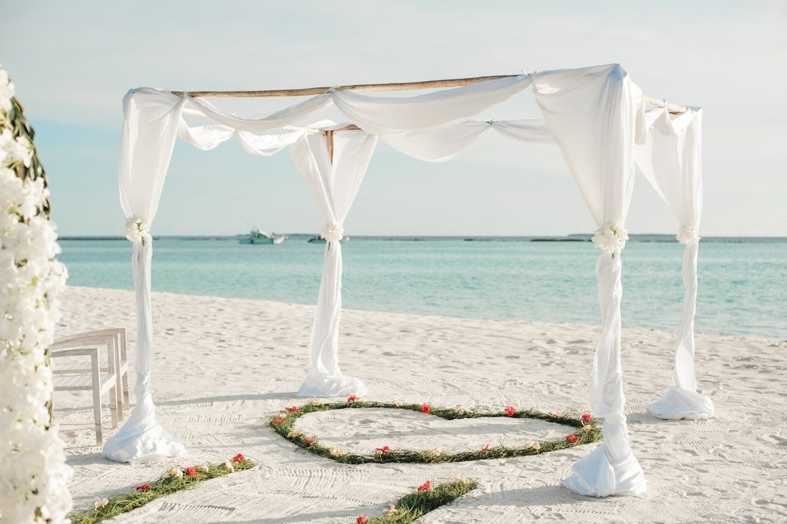 How to celebrate a civil wedding on the beach?