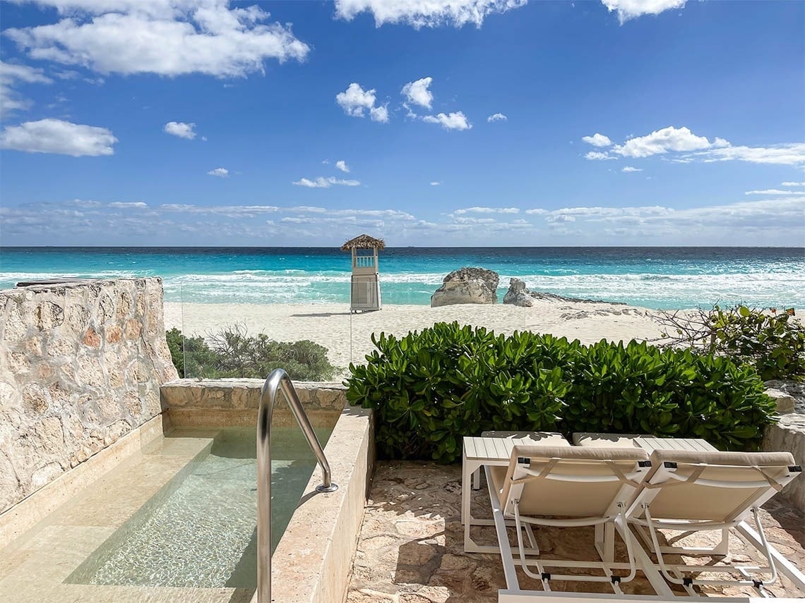 Detalhe da jacuzzi privativa com vista para o mar do The Villas by Grand Park Royal Cancun