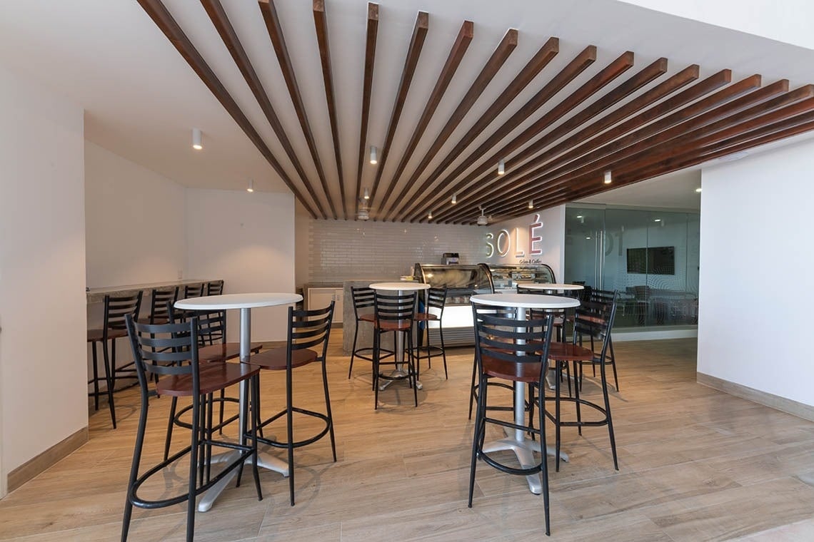 un restaurante con mesas y sillas y un letrero que dice sole