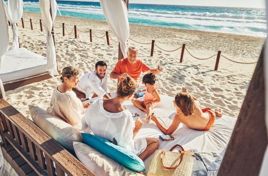 un hombre y dos mujeres se estiran en el suelo