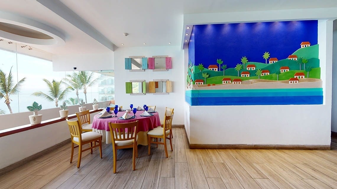 Rincón encantador con espejos y vistas al mar del restaurante Frida del Hotel Grand Park Royal Puerto Vallarta