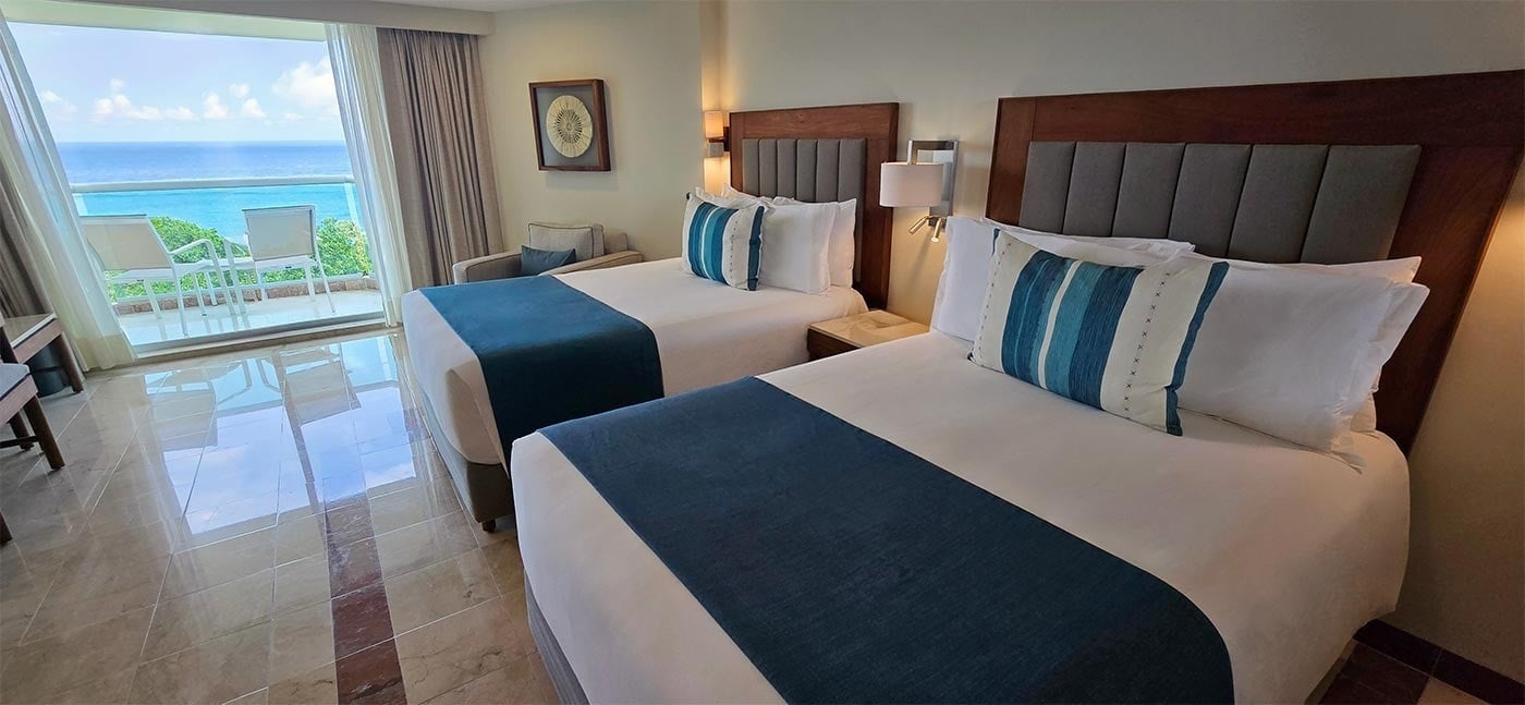 Habitación con dos camas y vista al mar en Park Royal: Corpo moderno y confortable.