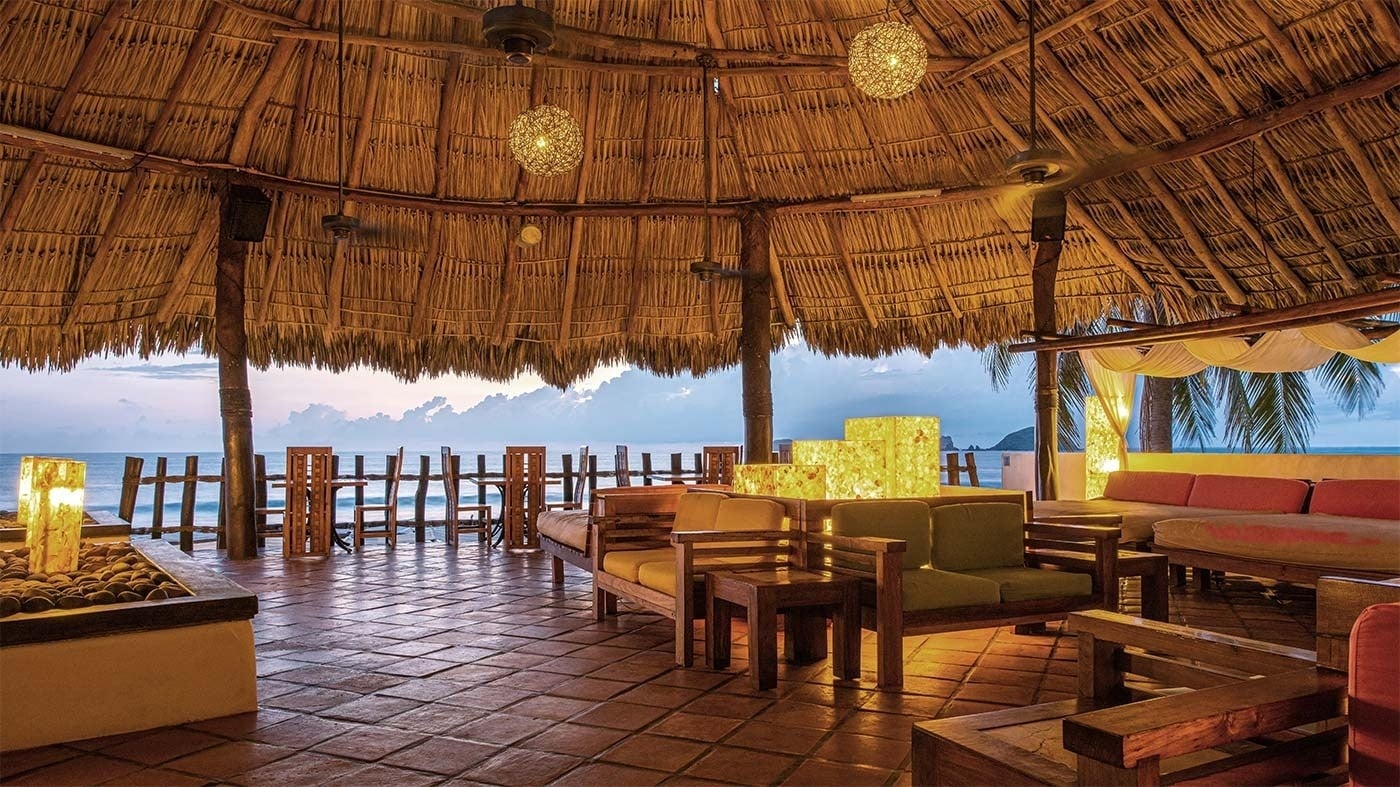 Terraza de Hotel Park Royal Beach Ixtapa con vista al mar Pacífico Mexicano, ideal para relajarse.