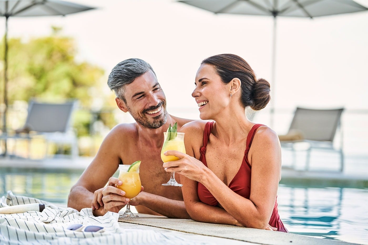 Pareja disfrutando cócteles en la piscina del Hotel Grand Park Royal Puerto Vallarta | Pacífico Mexicano