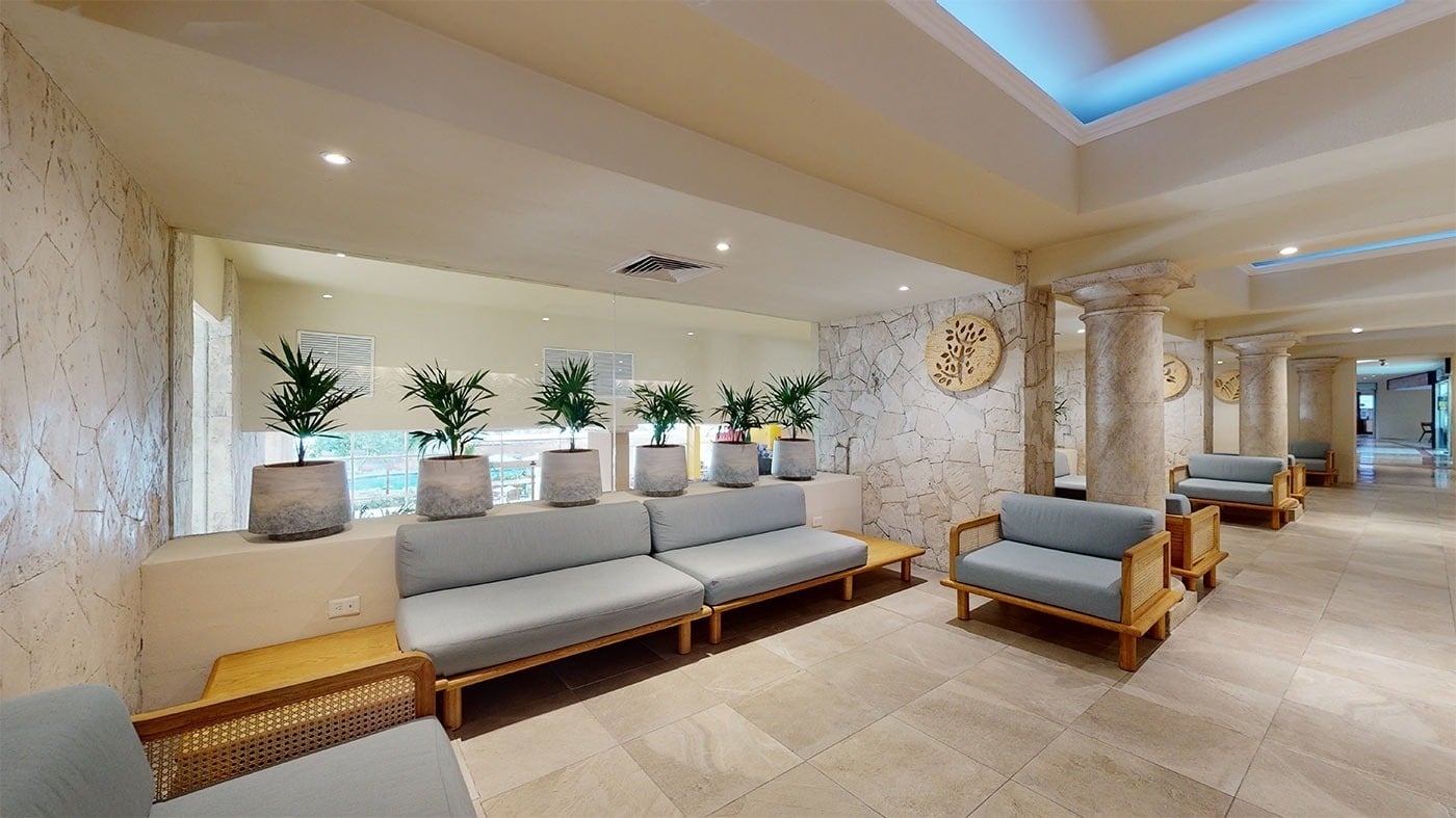 Hotel Grand Park Royal Cancun: Contemporary lobby with light blue sofas and potted plants.