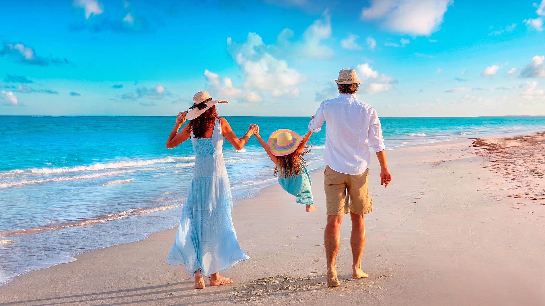 Familia disfrutando del sol en la playa, experiencia Park Royal: Cuerpo y alma relajados.
