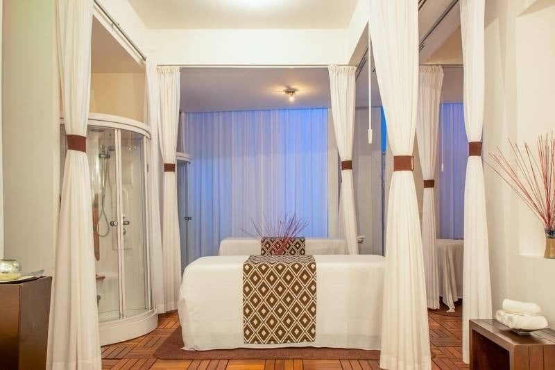 Área de spa, com chuveiros e mesas de massagem no hotel Beach Mazatlán