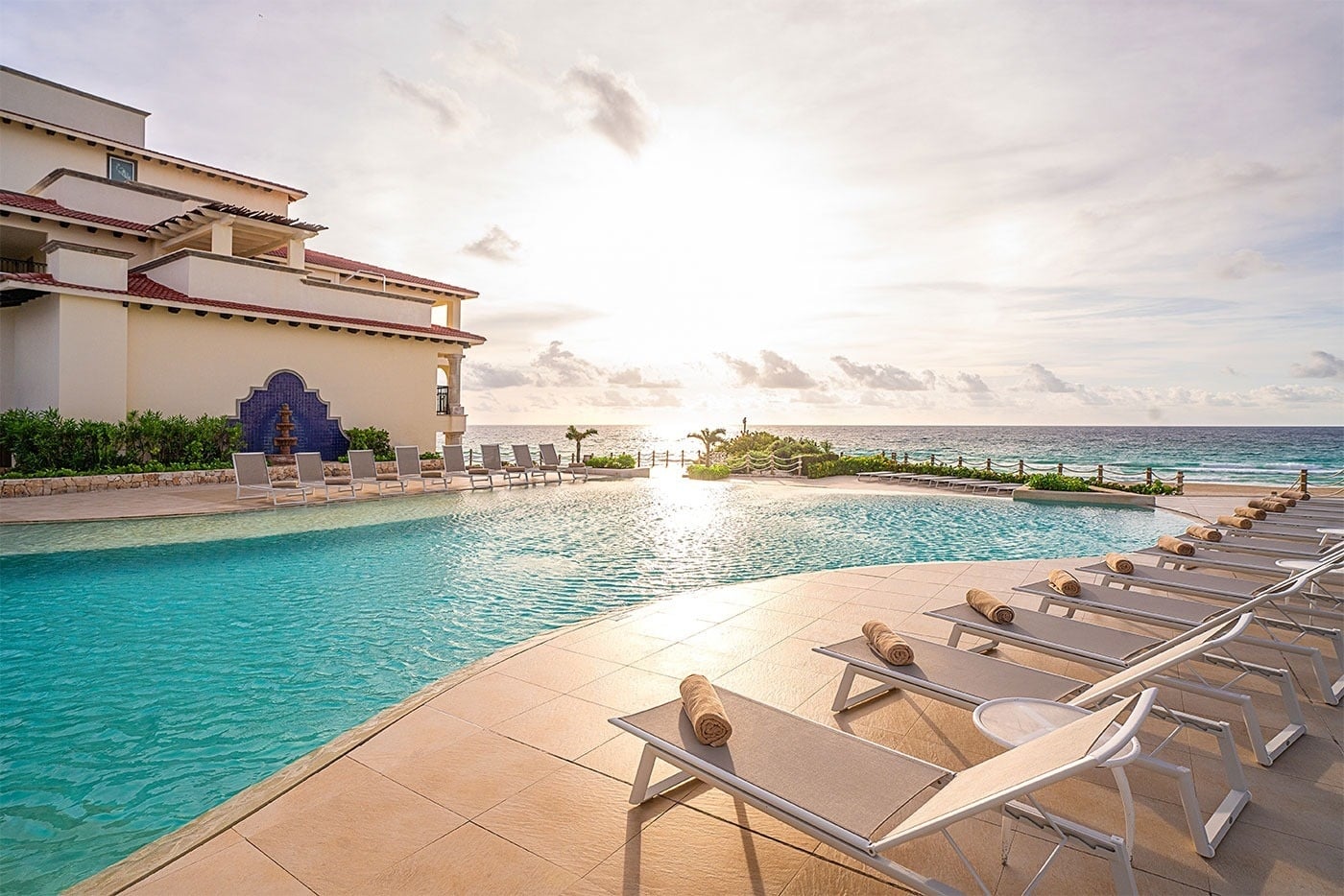 Piscina infinity y tumbonas con vistas al mar, Royal Select at Grand Park Royal Cancún | Caribe Mexicano | Web oficial