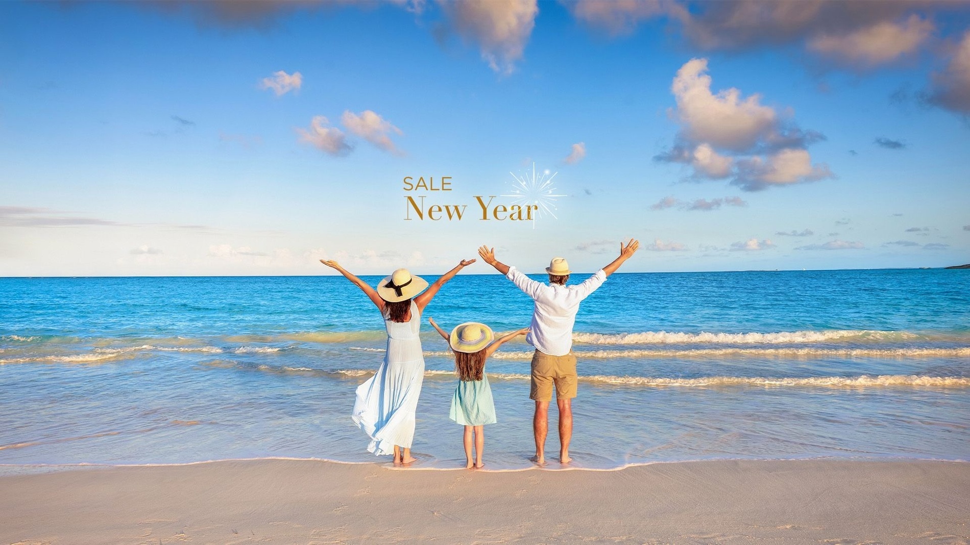 duas mulheres sentadas na praia com chapéus de papai noel