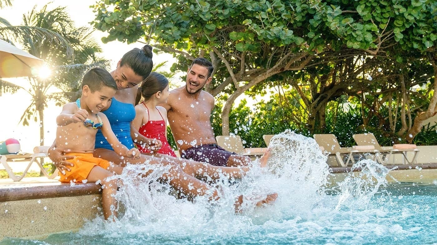 Hotel Park Royal Beach Ixtapa: Familia disfrutando chapuzones en la piscina, sol y palmeras. ¡Vacaciones perfectas en el Pacífico Mexicano!
