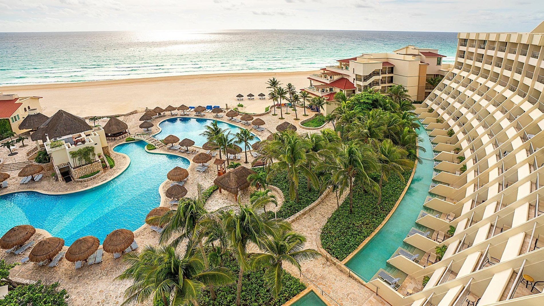 Vista panorâmica do Grand Park Royal Cancun Hotel com o logotipo do prêmio 2021 da escolha do viajante do TripAdvisor