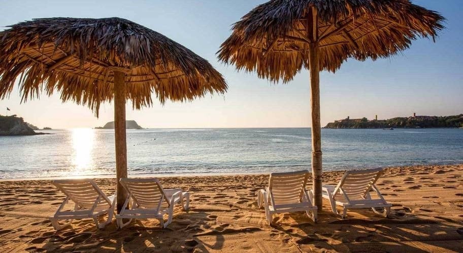 Redes e guarda-sóis na praia de Park Royal Beach Huatulco, Pacífico mexicano