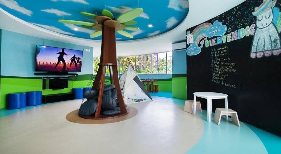 Área infantil com lousa e coluna em forma de árvore no Park Royal Beach Cancun Hotel