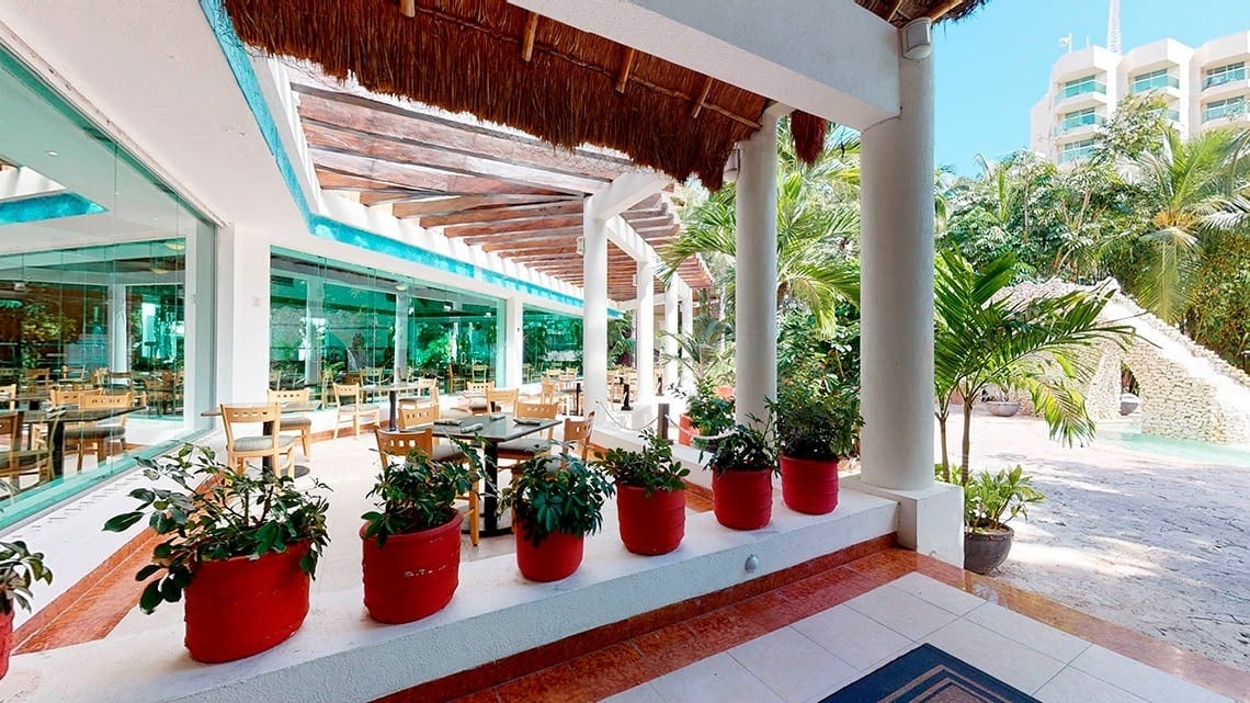 Terraza de restaurante enfrente de la piscina del Hotel Gran Park Royal Cozumel