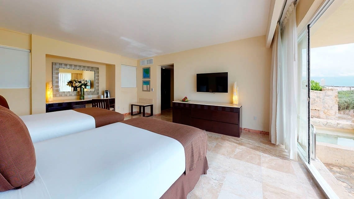 Quarto com duas camas e terraço com piscina privada no Grand Park Royal Cancun Hotel