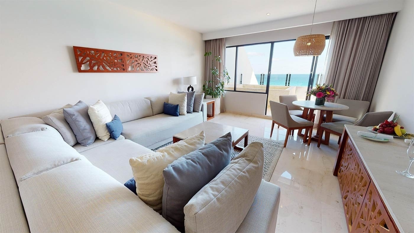 Sofá en sala de estar con vista al mar en Hotel Park Royal Beach Cancún | Caribe Mexicano | Web oficial