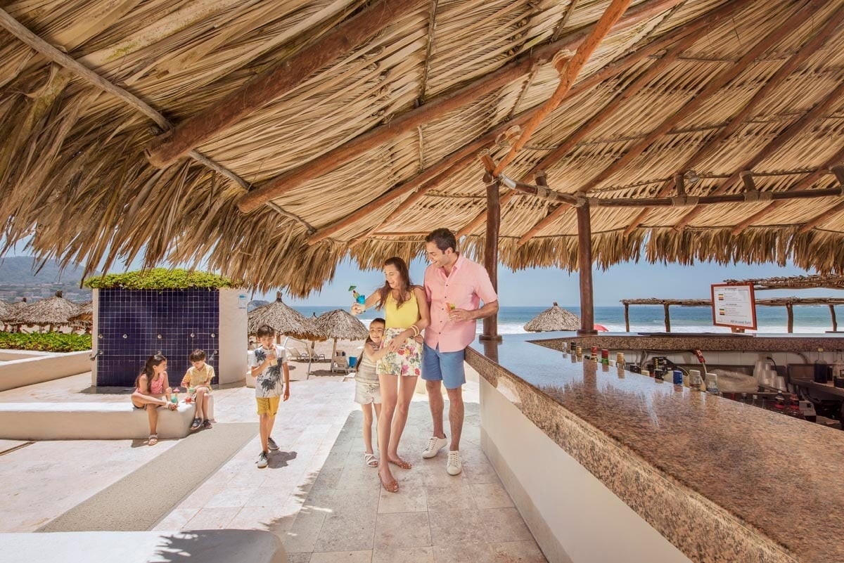 Barracuda Bar com telhado de palmeiras onde você pode desfrutar de bebidas nacionais e internacionais