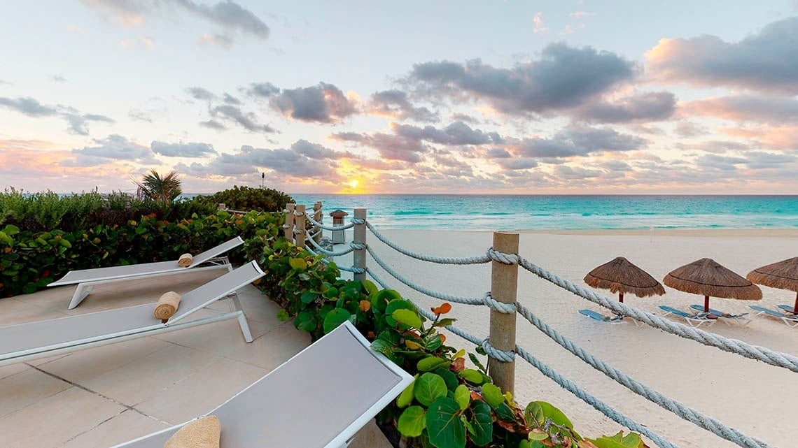 Zona de hamacas y playa del mar Caribe en el hotel Grand Park Royal Cancún