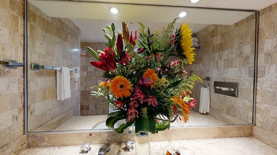Detalle de un jarrón con flores de una habitación del Hotel Park Royal Beach Acapulco