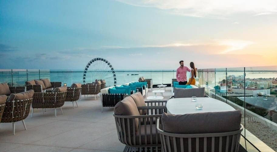 Bar on the terrace of Hotel Park Royal Beach Cancun with sea views