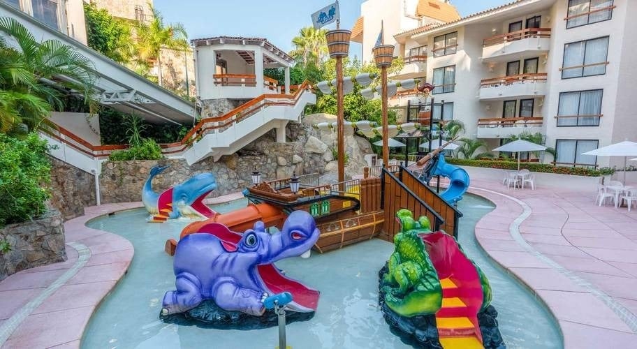 Parque infantil, em forma de barco e animais ao redor do Hotel Park Royal Beach Acapulco