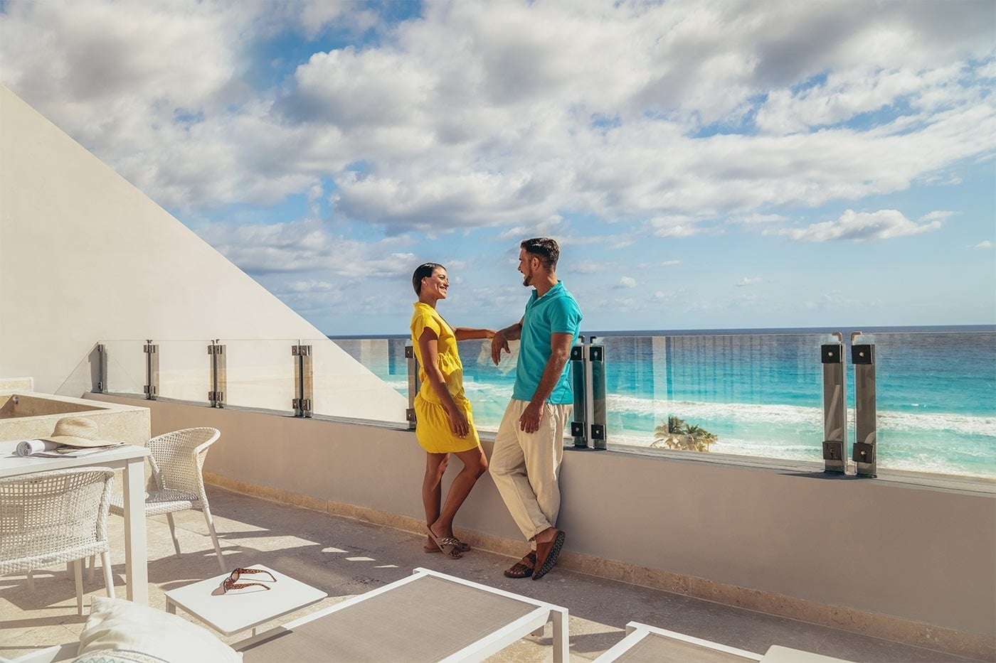 Hotel Park Royal Beach Cancún: Pareja en balcón con vista al mar Caribe Mexicano.