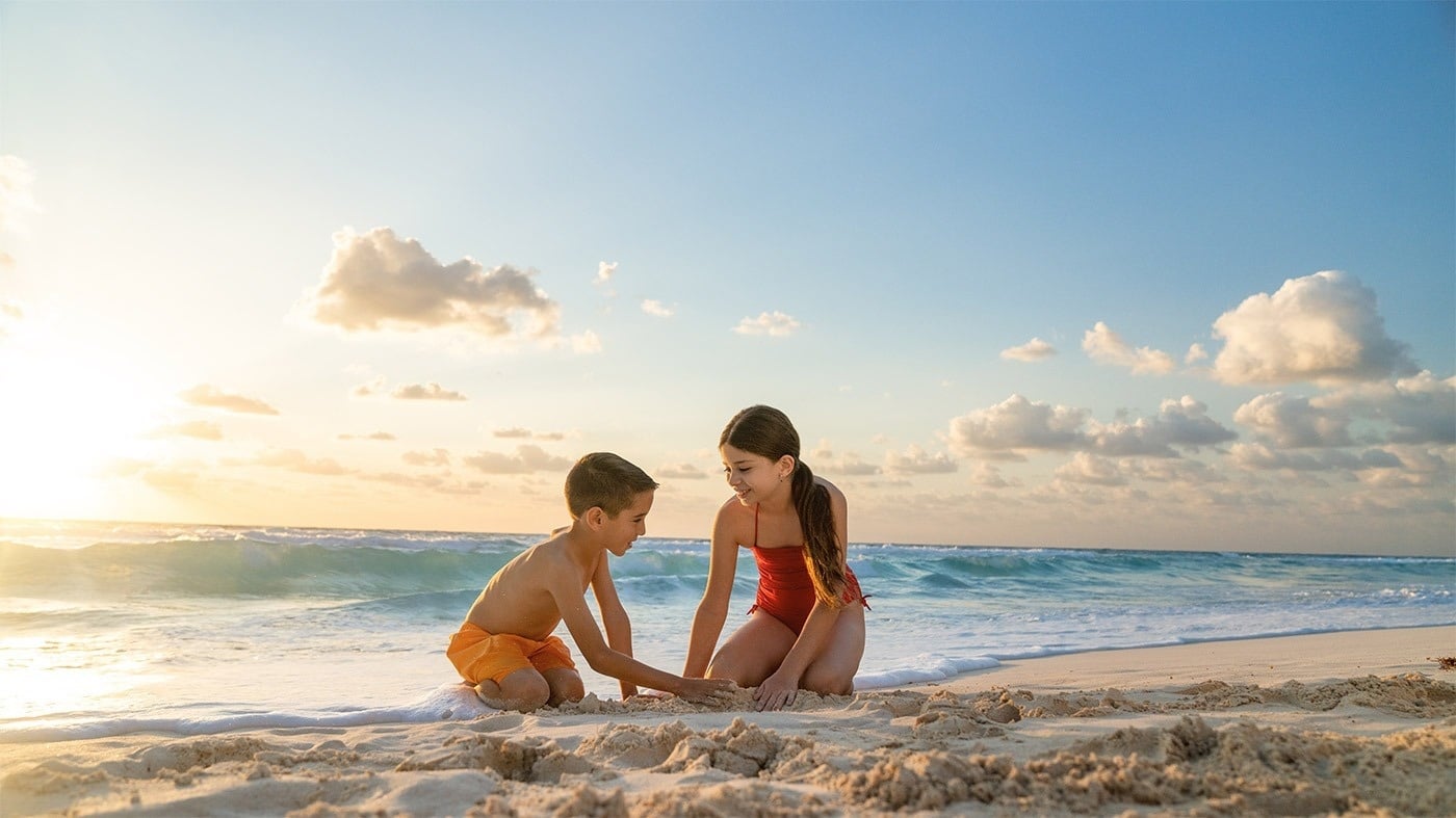 Hotel Grand Park Royal Cancun: Kids play in sand on beach. Mexican Caribbean.