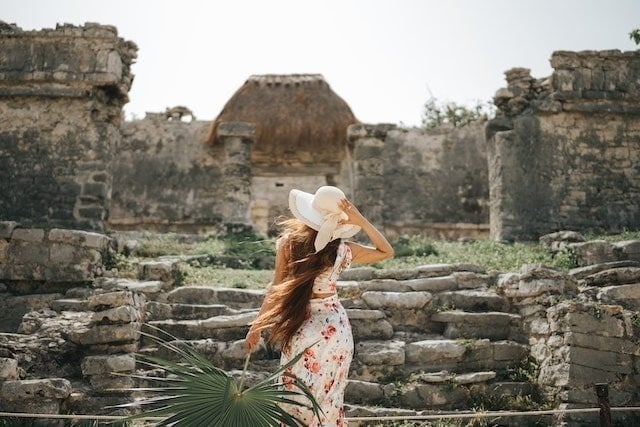 mujer visitando las ruinas mayas en méxico