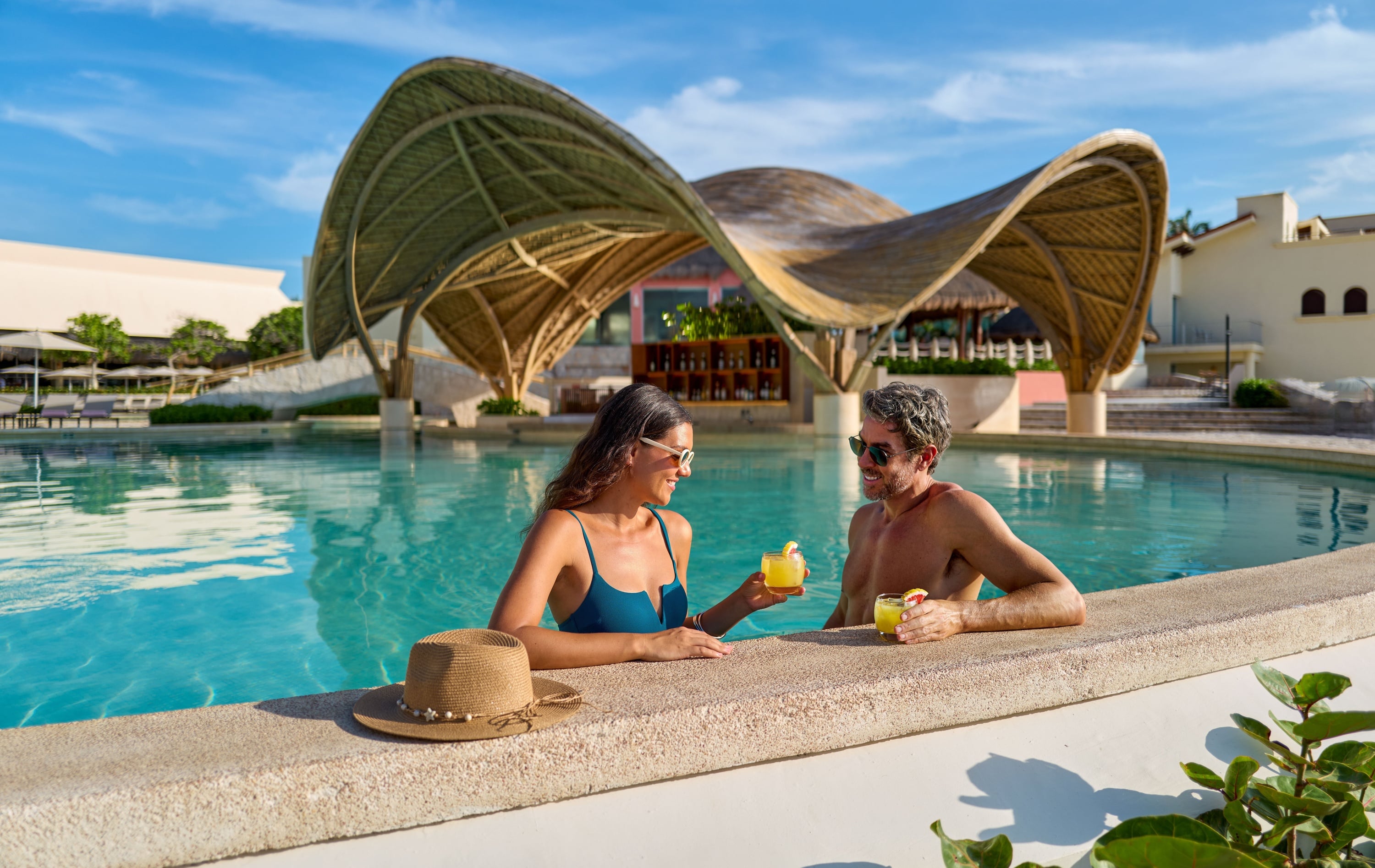 un bar junto a una piscina con botellas de vodka encima