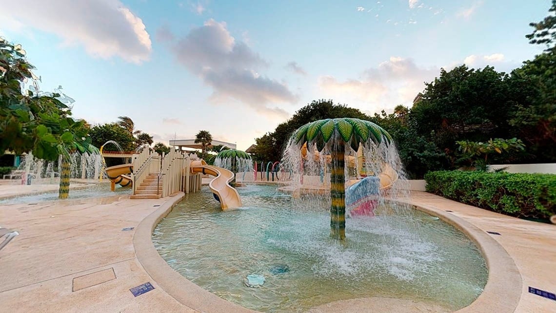 Parque aquático com palmeiras aquáticas e toboáguas no Hotel Park Royal Beach Cancun
