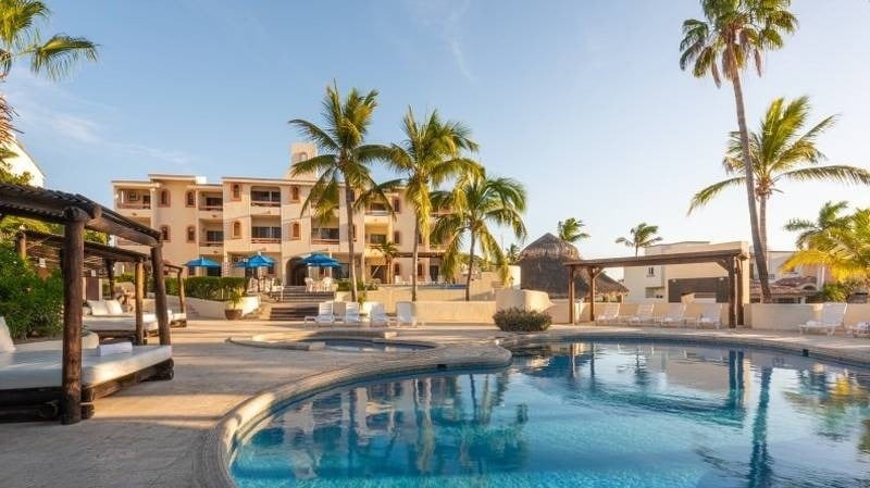 Piscina exterior con camas balinesas y hamacas de Homestay Los Cabos en México