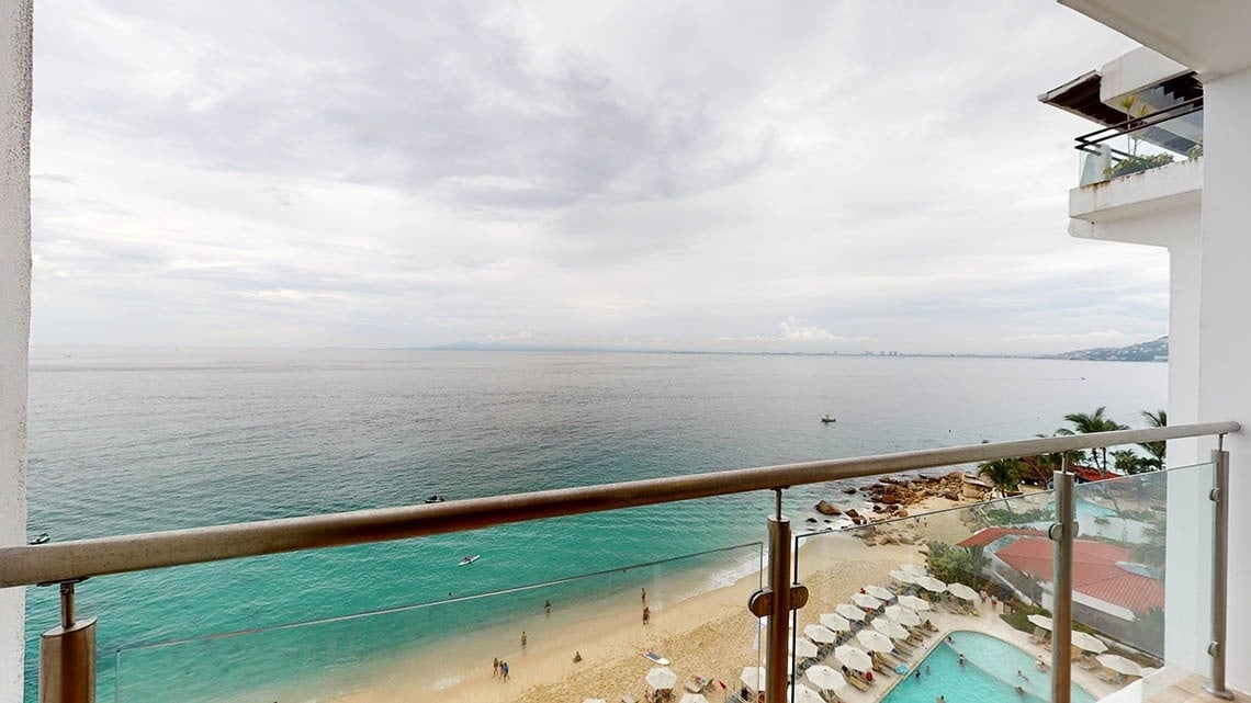 Vistas al mar y a la piscina exterior desde la terraza de una habitación del Hotel Grand Park Royal Puerto Vallarta