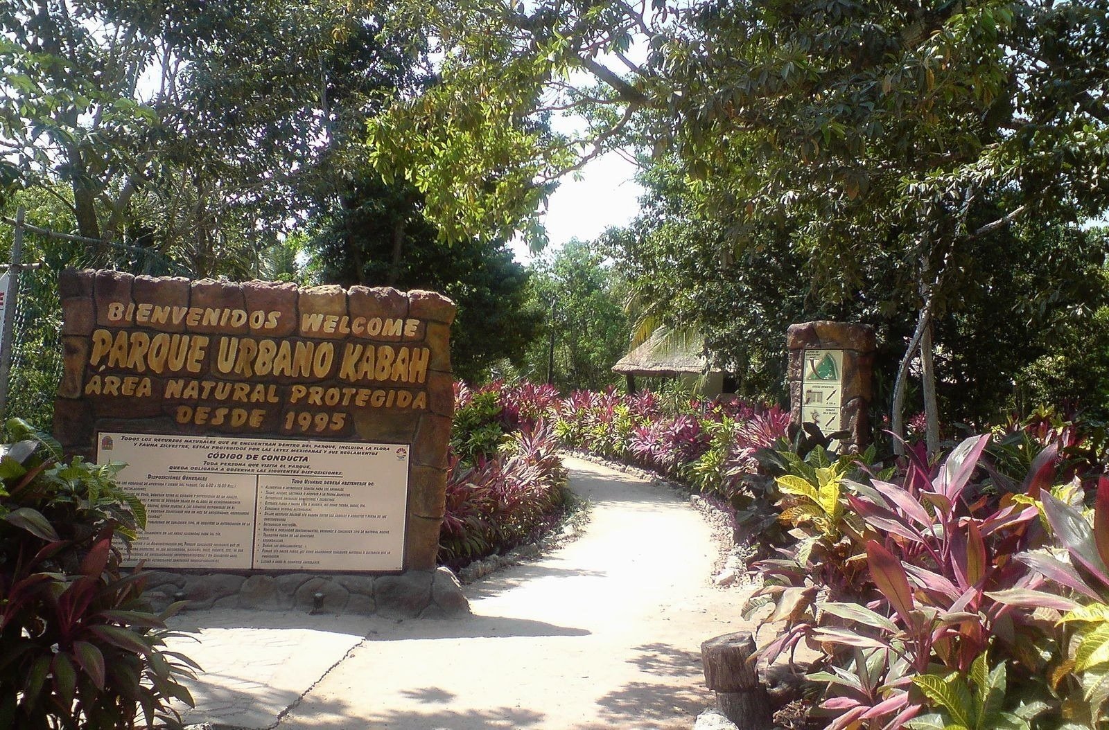Cartel de bienvenida al Parque Urbano Kabah