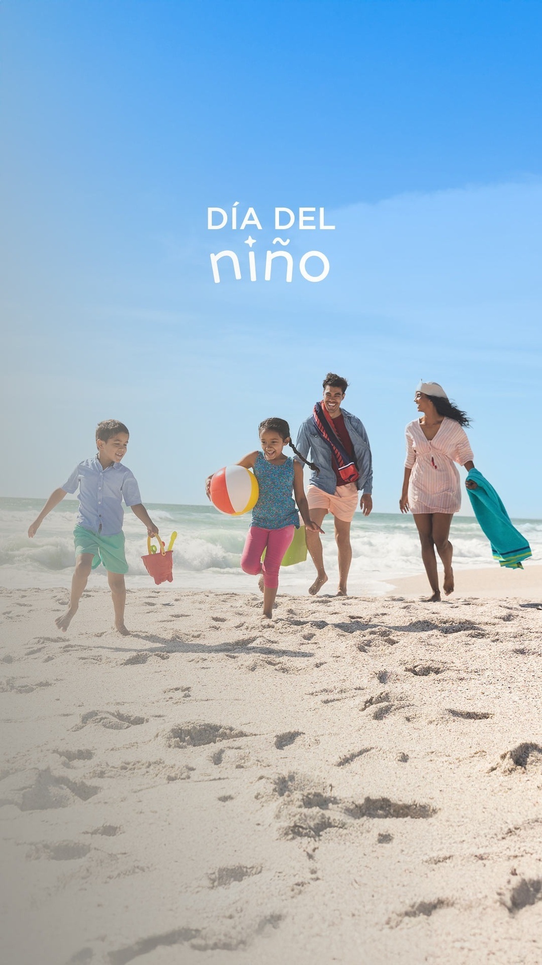 una familia corre por la playa en el día del niño