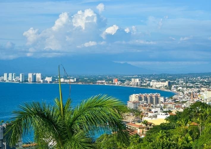 uma vista aérea de uma cidade ao lado de um corpo de água .