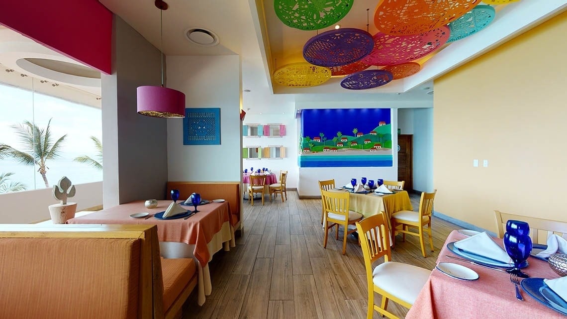 Detalhe das mesas e cadeiras do restaurante Frida do Hotel Grand Park Royal Puerto Vallarta