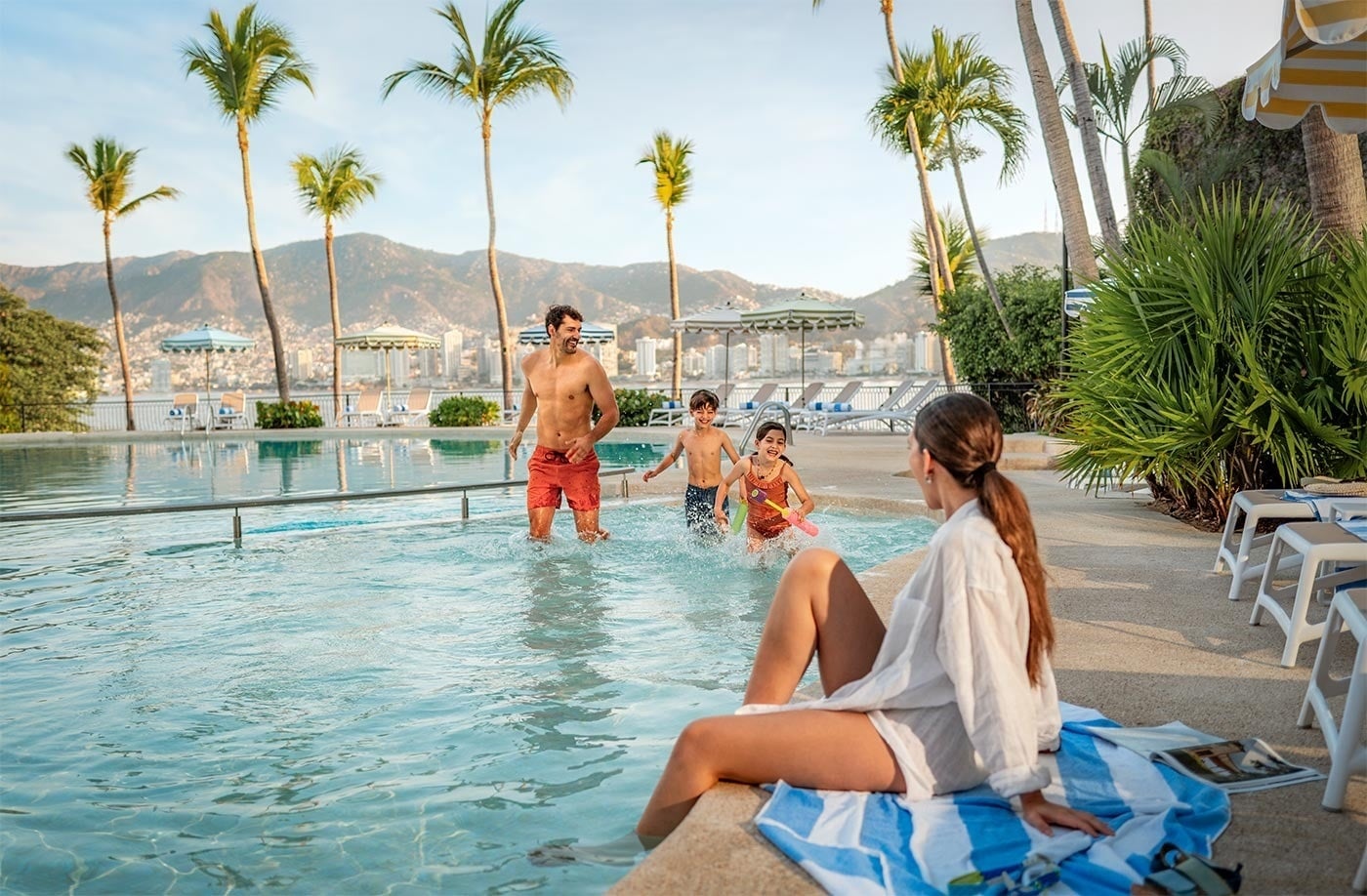Familia disfrutando la piscina en Hotel Park Royal Beach Acapulco | Pacífico Mexicano | Web Oficial