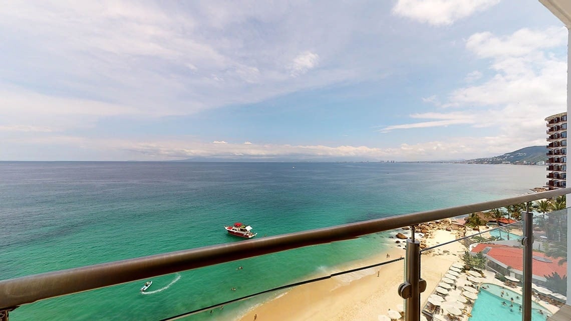 Vistas desde un balcón del Hotel Grand Park Royal Puerto Vallarta con vista al mar de aguas azul turquesa 