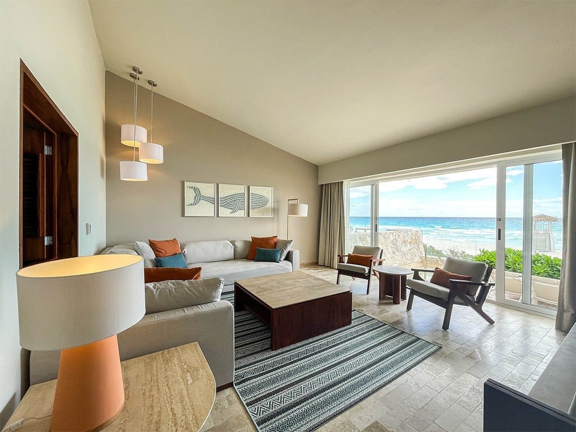Sala de estar com vista para o mar do quarto do The Villas by Grand Park Royal Cancun